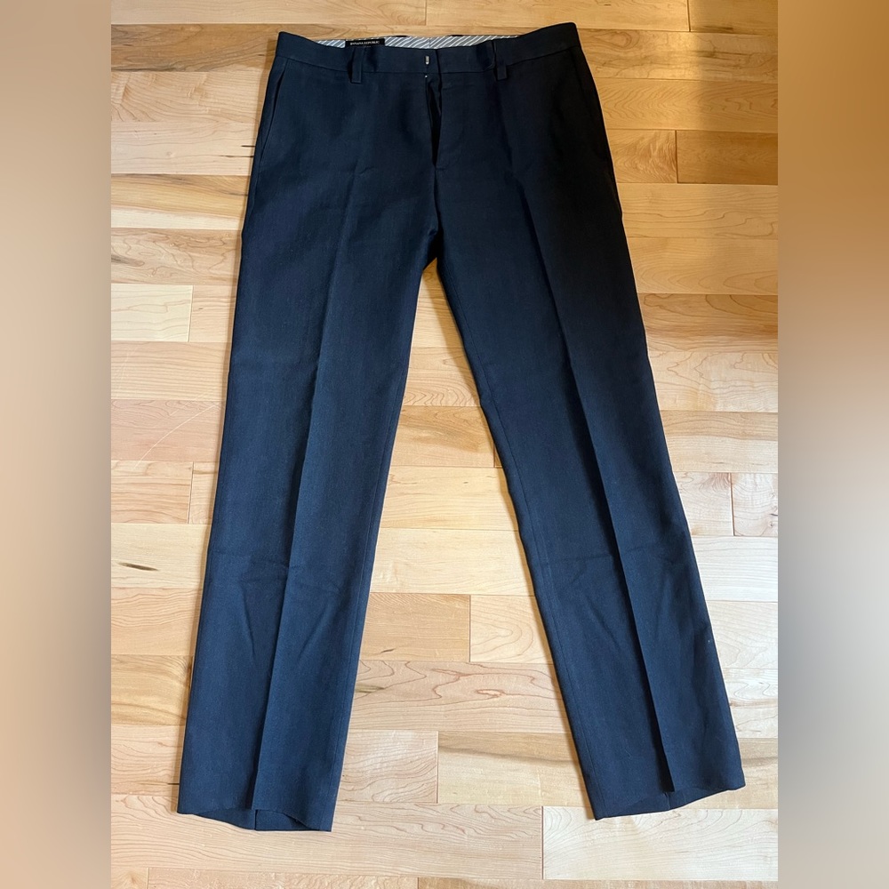 Banana Republic dark navy men’s dress pants, tailored slim fit. 33x33.